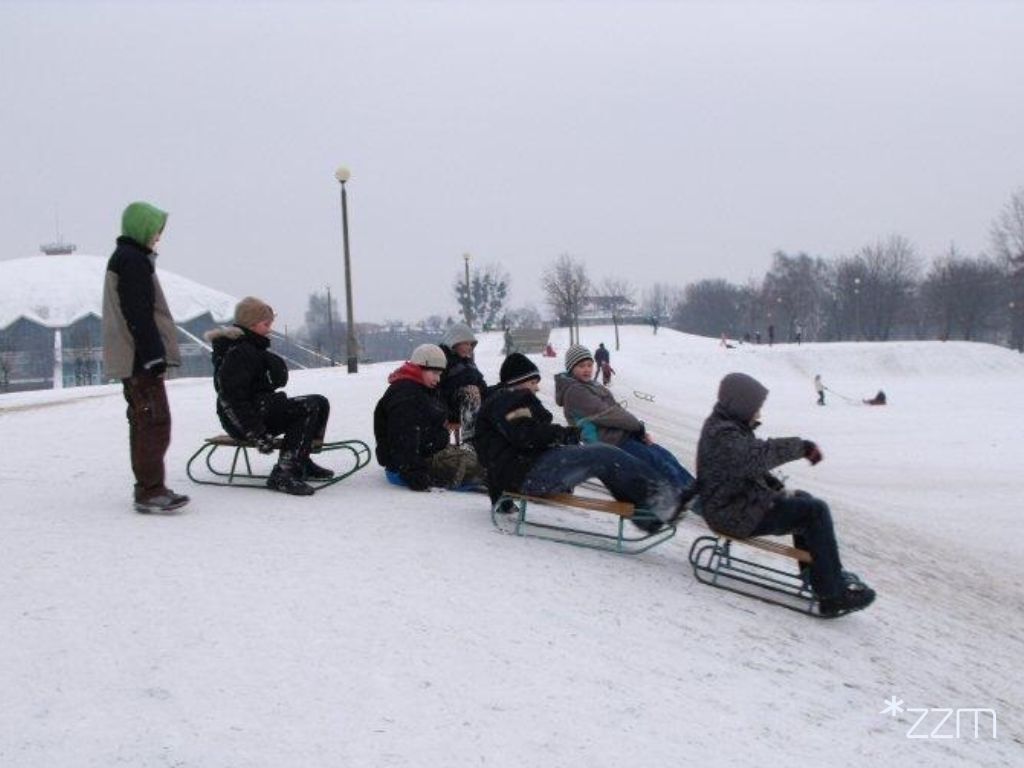 Dzieci zjeżdżające na sankach w Parku Kasprowicza