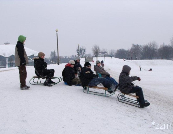 Dzieci zjeżdżające na sankach w Parku Kasprowicza