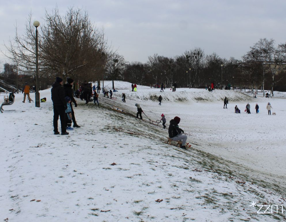 Dzieci zjeżdżające na sankach w Parku Kasprowicza
