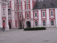 Dziedziniec pełen książek