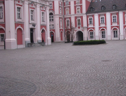 Dziedziniec UM bez samochodów