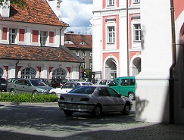 Dziedziniec Urzędu Miasta bez samochodów?