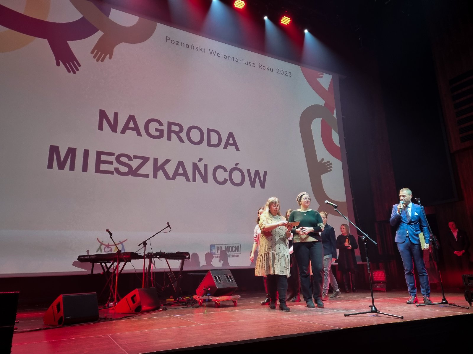 Gala Poznańskiego Wolontariusza Roku - widok sceny na której wręcza ana jest nagroda mieszkańców