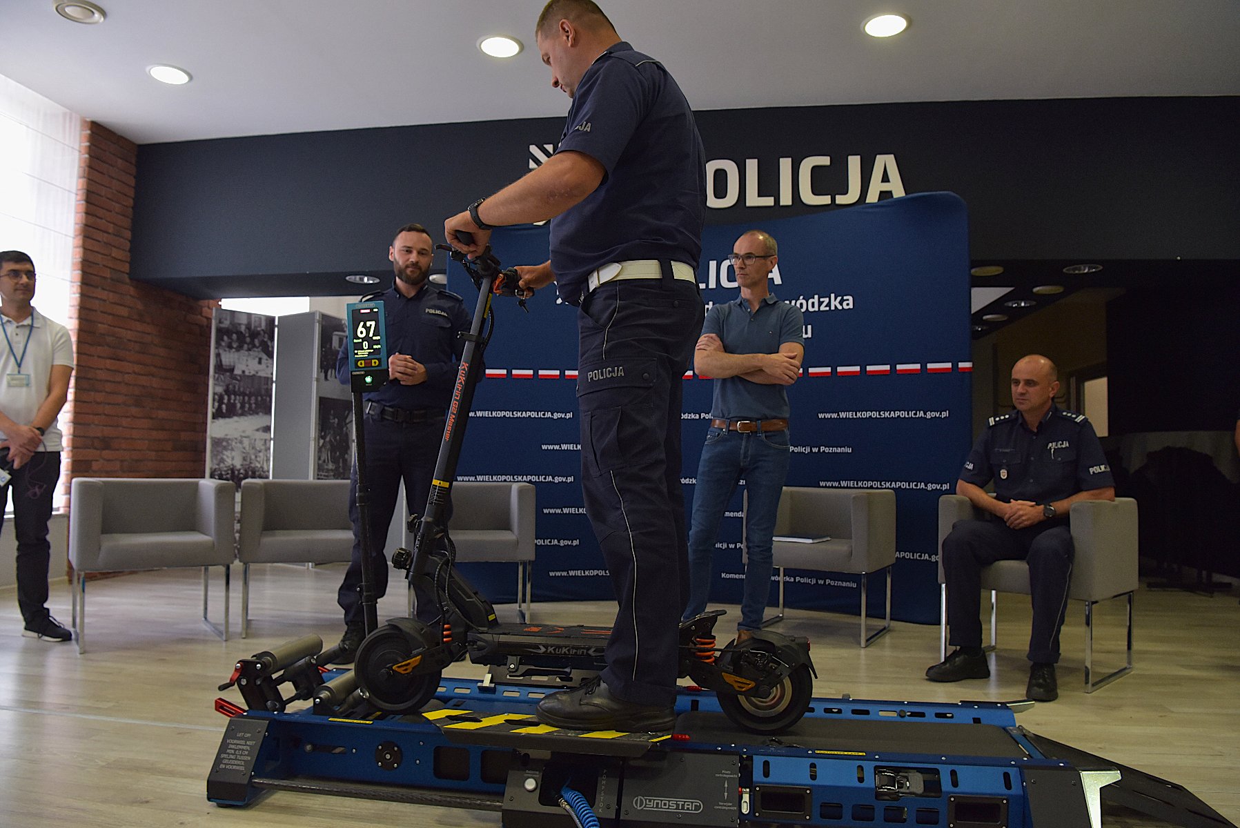 Galeria zdjęć z prezentacji urządzenia do badania mocy silników hulajnóg i rowerów elektrycznych