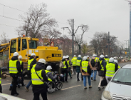 Goście na placu budowy trasy tramwajowej w ul. Ratajczaka