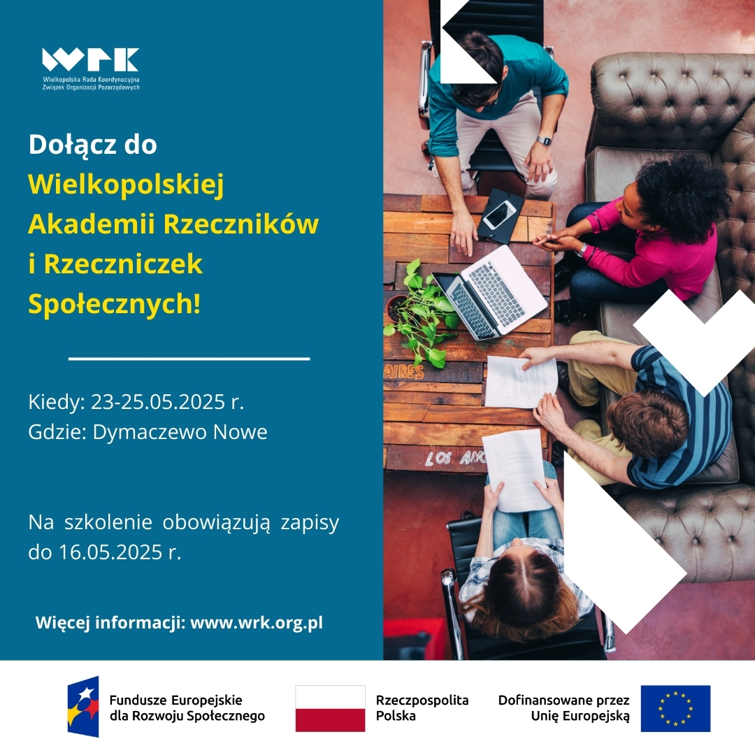 Grafika podzielona na dwie części z lewej strony turkusowe tło z napisami informacyjnymi o szkoleniu, tj."Dołącz do Wielkopolskiej Akademii Rzeczniczek i Rzeczników Społecznych", poniżej: data oraz miejsce wydarzenia, informacja o zapisach, adres strony internetowej; z lewej strony zdjęcie z lotu ptaka przedstawiające osoby siedzące przy stole, na którym jest laptop oraz dokumenty, pracują i omawiają treść dokumentów