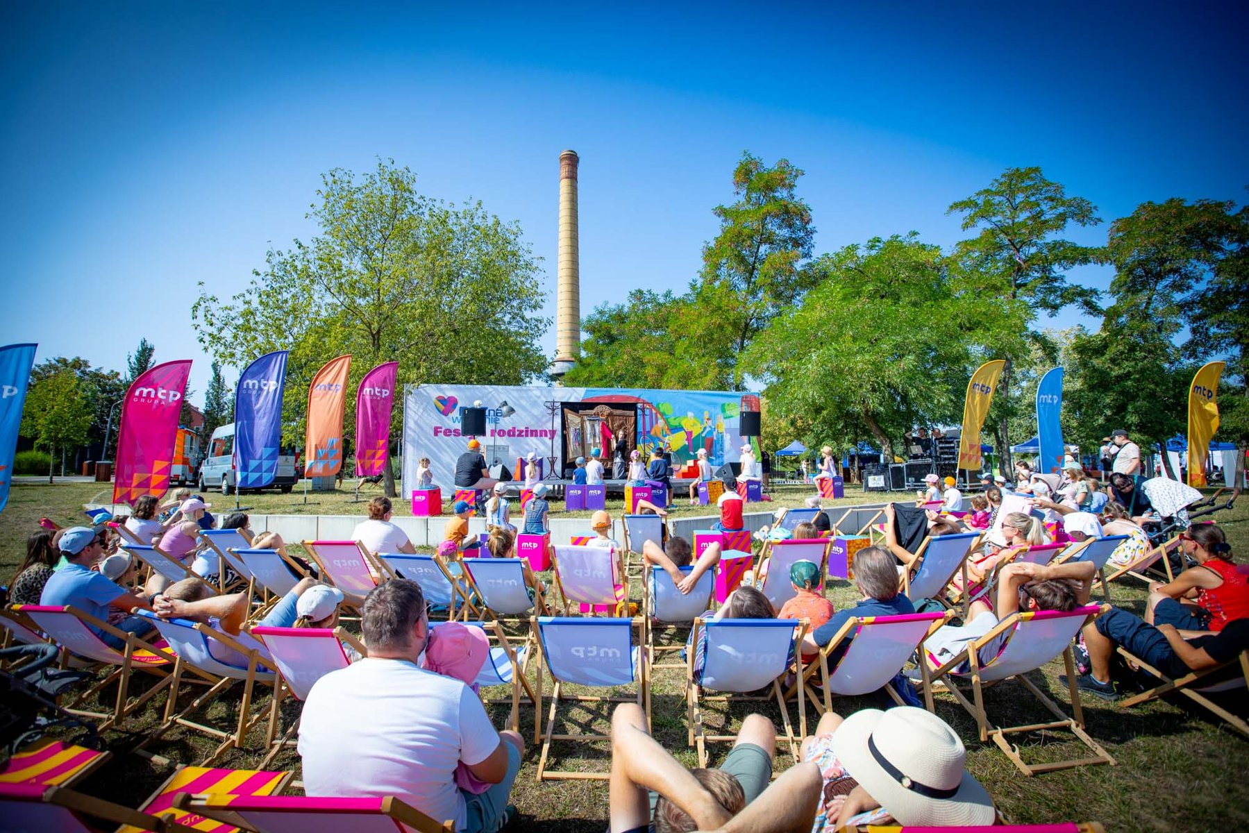 Grafika przedstawia logo wydarzenia "Poznań w formie", czyli kolorowe serce złożone z linii oraz niebieski napis "Poznań w formie"