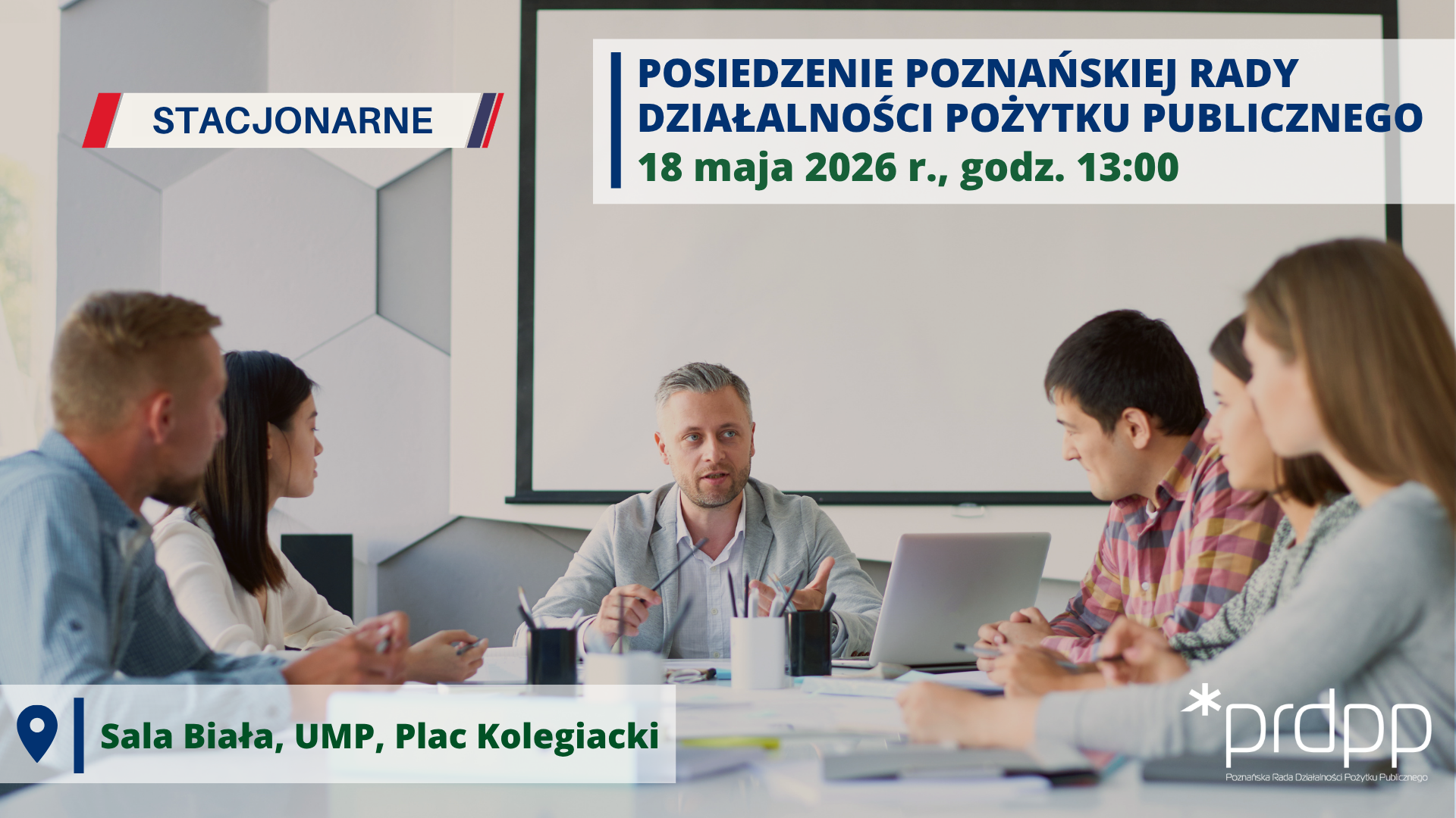 Grafika przedstawia osoby siedzące przy stole, podczas obrad, na spotkaniu. Na grafice informacje nt. daty i godziny, miejsca posiedzenia PRDPP.