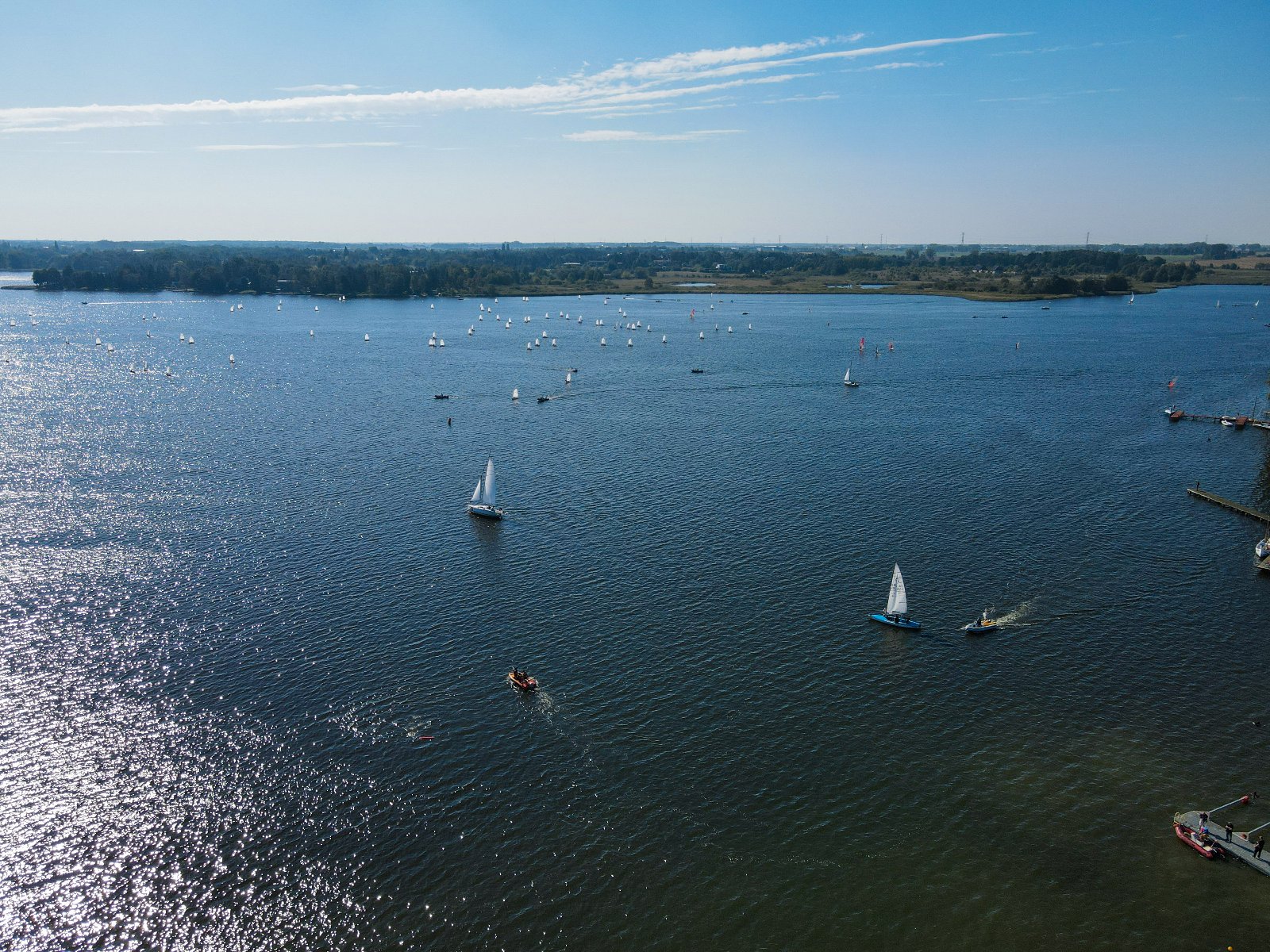 Jezioro Kierskie widziane z góry, na jeziorze żaglówki