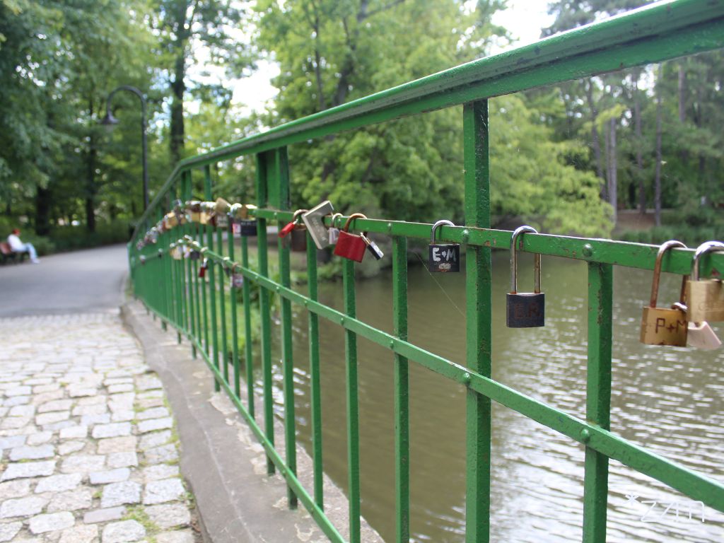 kłódki na mostu w Parku Sołackim