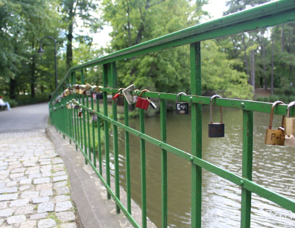kłódki na mostu w Parku Sołackim