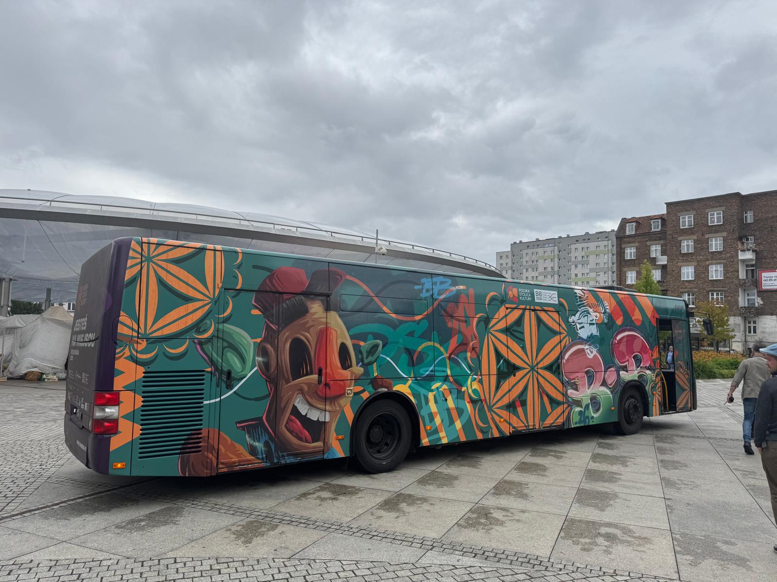 Kolorowy autobus.