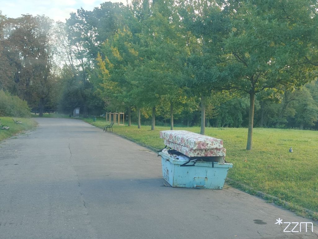 Przypominamy! Parkowe alejki to nie miejsce na śmietnik. Kontener pozostawiony w parkowej alejce
