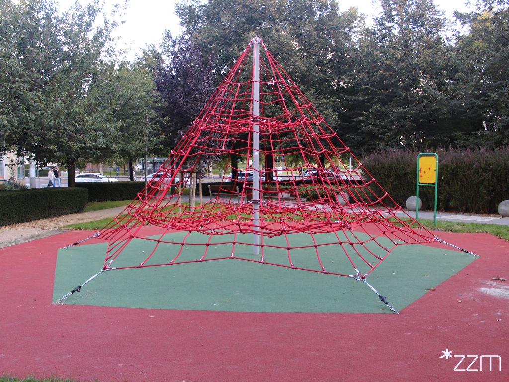 Zakończyły się prace związane z remontem nawierzchni pod linarium na Skwerze Przyjaźni Polsko-Węgierskiej w centrum miasta. To kolejny obiekt, w którym zabawa będzie bezpieczniejsza Linarium na Skwerze Przyjaźni Polsko-Węgierskiej