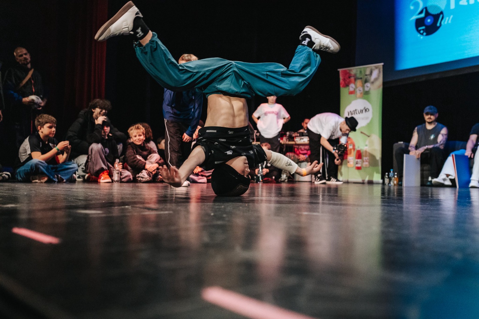 młodych chłopak tańczy breakdance