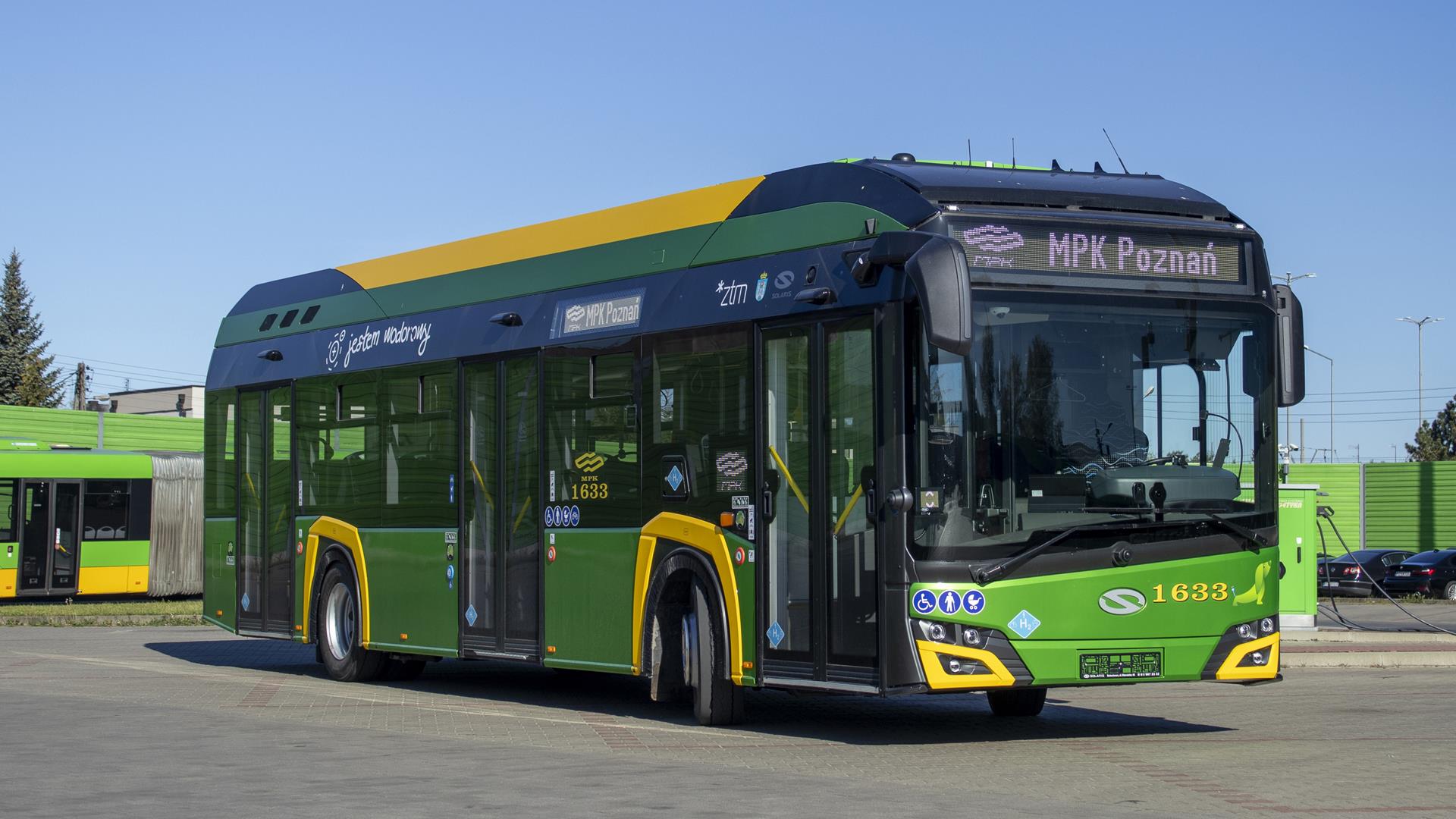 Na zdjęciu autobus wodorowy na terenie zajezdni