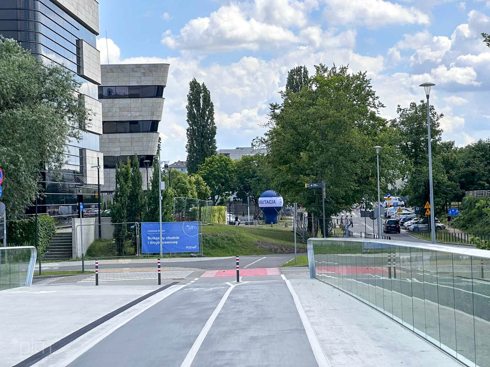 Na zdjęciu droga rowerowa, w tle budynki politechniki