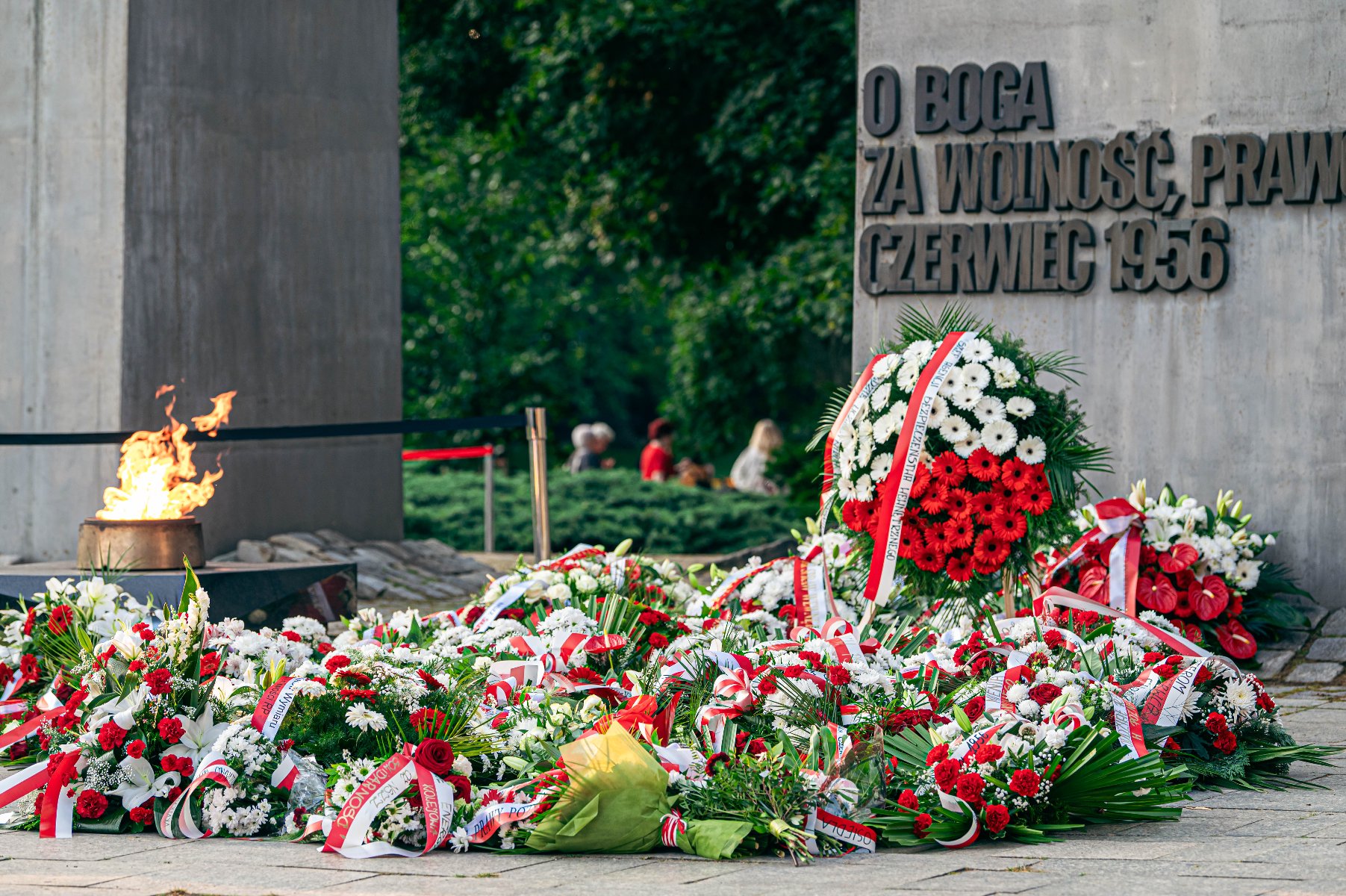 Na zdjęciu pomnik Czerwca z kwiatami pod nim