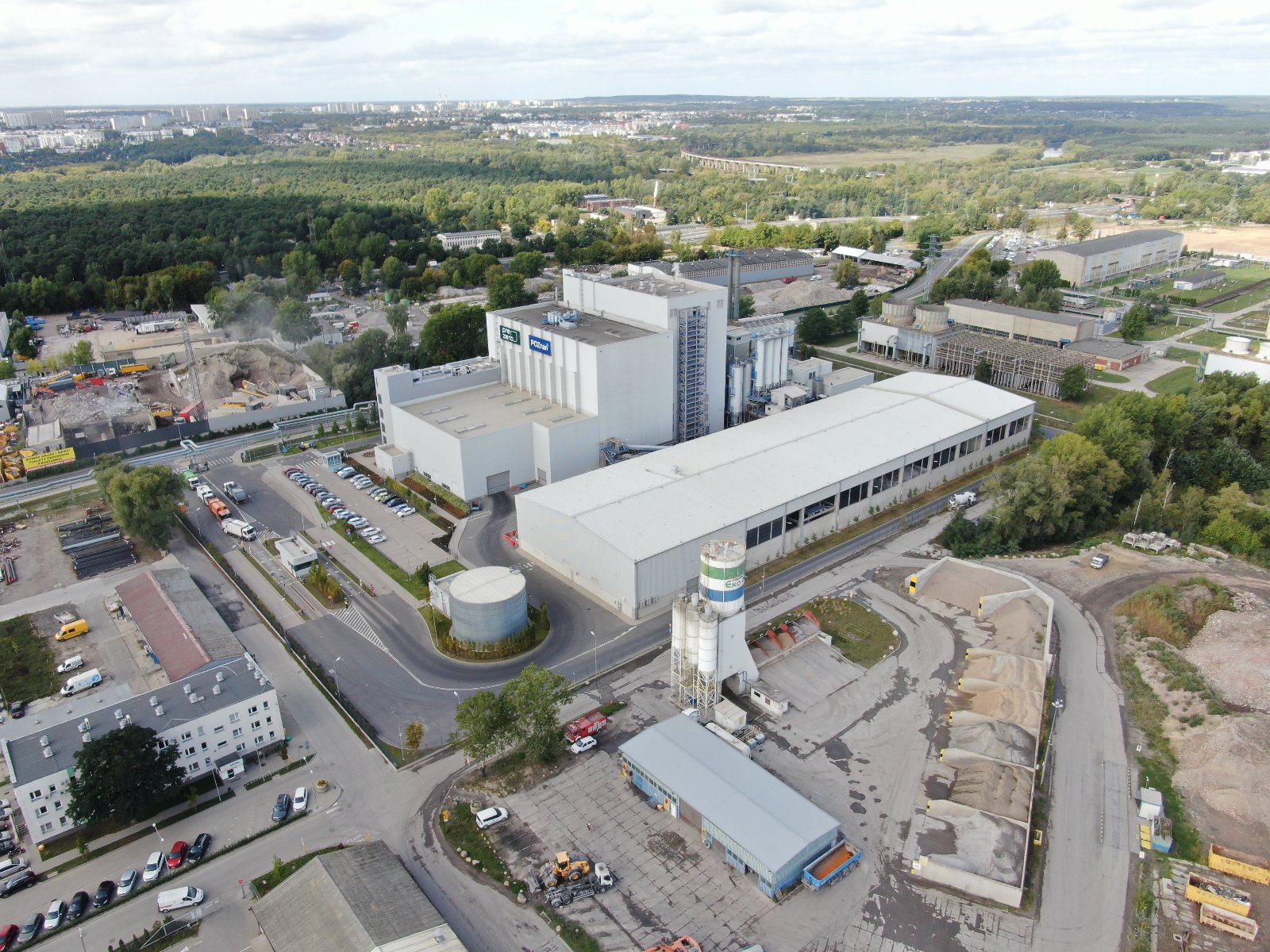 Na zdjęciu widać przemysłowe zabudowania Instalacji Termicznego Przekształcania Odpadów Komunalnych. Fotografia jest wykonana z dużej wysokości, z tzw. lotu ptaka