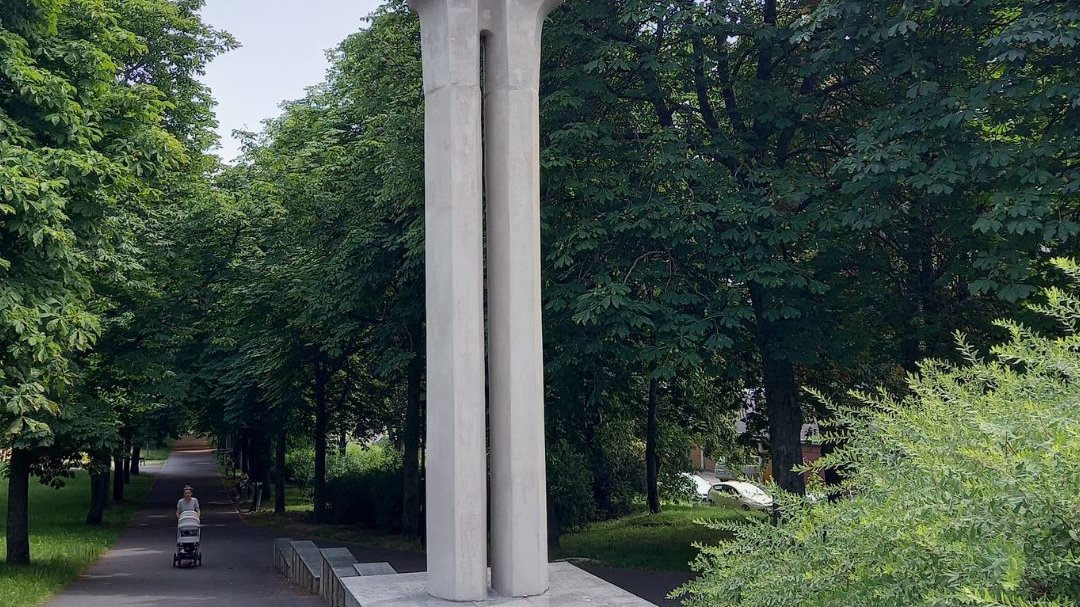 Obelisk poświęcony pierwszemu człowiekowi, który poleciał na świecie odsłonięto 7 listopada 1977 roku, jego autorem jest Jerzy Sobiciński. Fot. Julia Zemła/ZZM