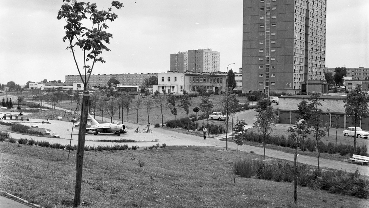 Plac zabaw w parku Jurija Gagarina, w głębi bloki na os. Wielkiego Października (obecnie os. Pod Lipami) - fot. Stanisław Wiktor/cyryl.poznan.pl