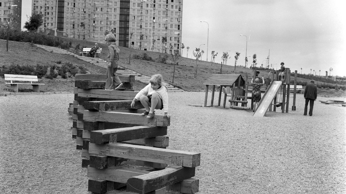 Plac zabaw w Parku Jurija Gagarina (lata 70) - fot. Stanisław Wiktor/cyryl.poznan.pl