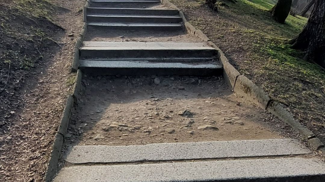 Remont schodów na Skwerze Bitwy Nad Bzurą potrwa do końca sierpnia