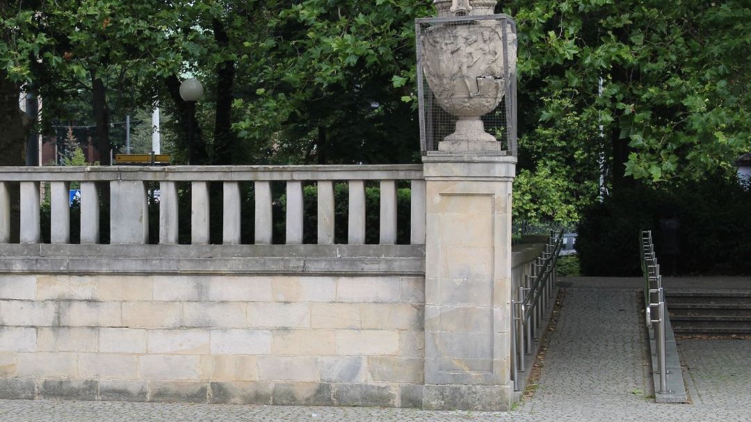 Trwa renowacja zabytkowych elementów przy wejściu do jednego z najważniejszych parków w centrum Poznania