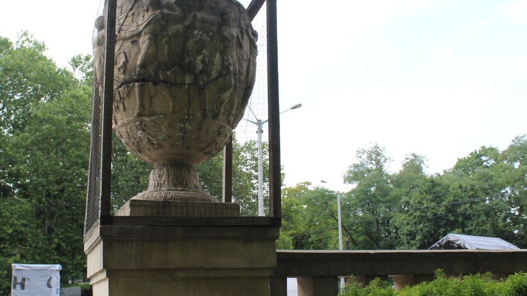 Trwa renowacja zabytkowych elementów przy wejściu do jednego z najważniejszych parków w centrum Poznania