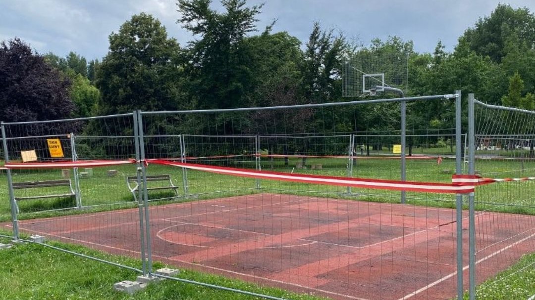 Rozpoczęły się prace modernizacyjne na boisku do mini koszykówki ulicznej na Wildzie