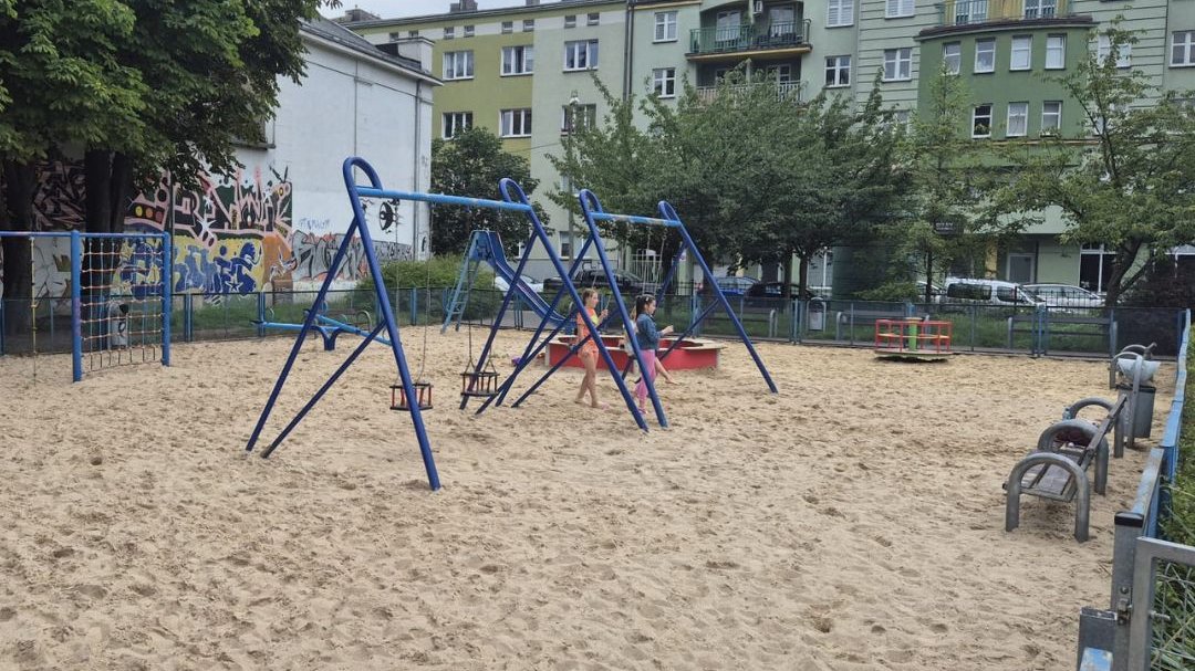 Plac zabaw na skwerze im. Jerzego Kurczewskiego przy ul. Przemysłowej na Wildzie znów dostępny dla najmłodszych