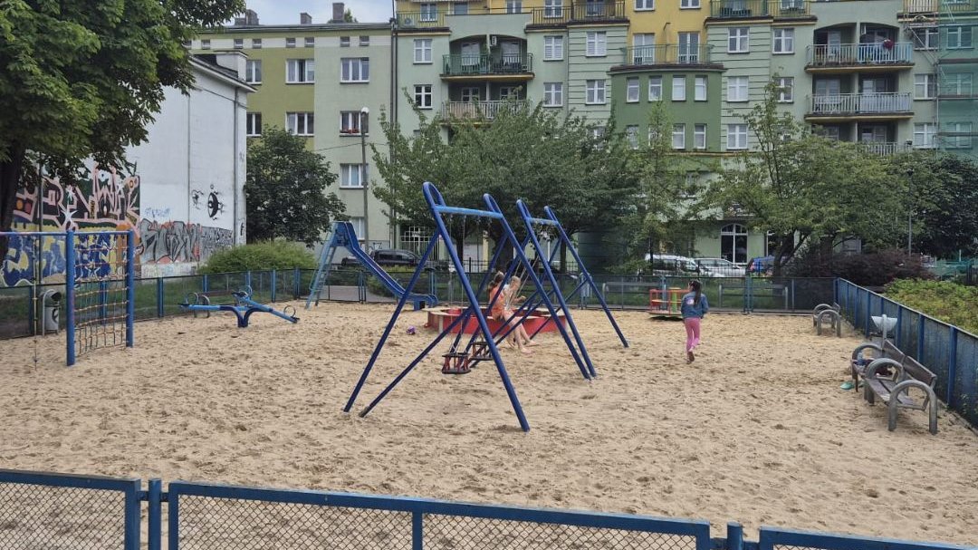 Plac zabaw na skwerze im. Jerzego Kurczewskiego przy ul. Przemysłowej na Wildzie znów dostępny dla najmłodszych