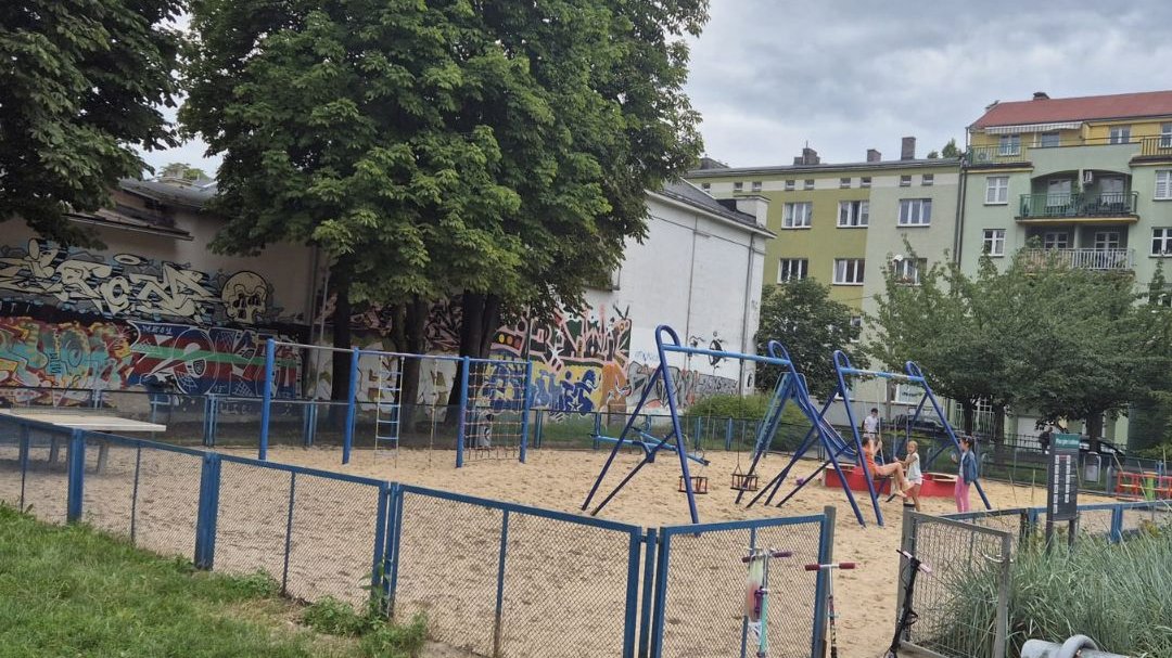Plac zabaw na skwerze im. Jerzego Kurczewskiego przy ul. Przemysłowej na Wildzie znów dostępny dla najmłodszych
