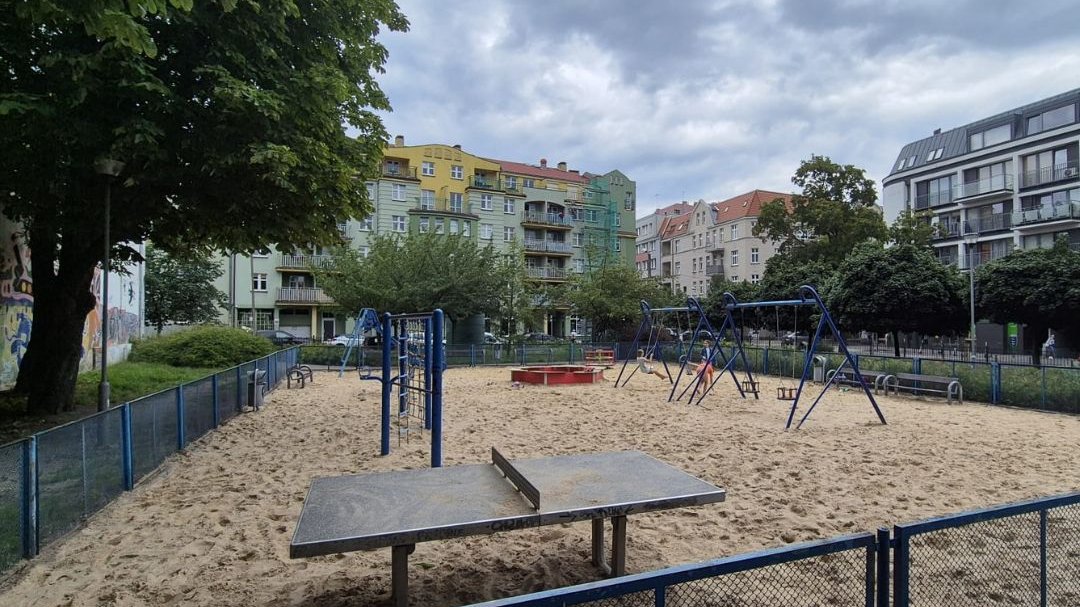 Plac zabaw na skwerze im. Jerzego Kurczewskiego przy ul. Przemysłowej na Wildzie znów dostępny dla najmłodszych
