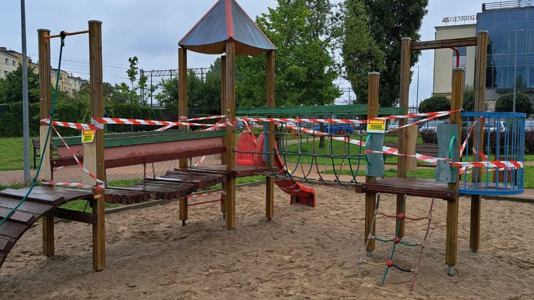 Plac zabaw przy pętli Zawady czasowo zamknięty - priorytetem bezpieczeństwo dzieci. Niebawem ogłoszony zostanie przetarg na zakup i montaż nowych urządzeń