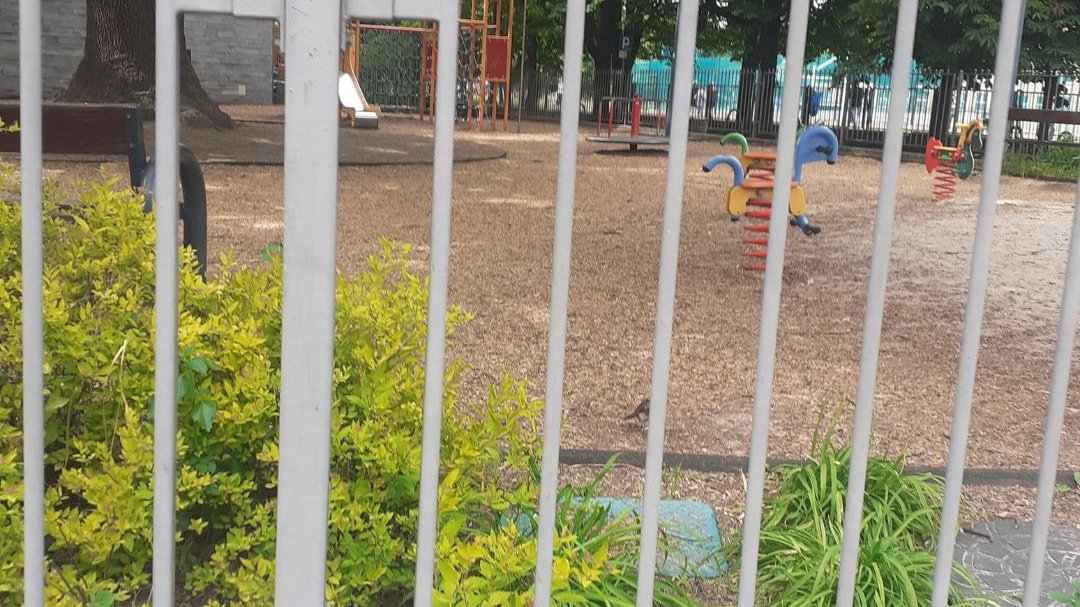 Zdjęcie przedstawia ogrodzenie plac zabaw przy skryżowaniu ulic Garczyńskiego i Prądzyńskiego na Wildzie