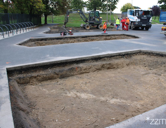 "Odbrukowanie" placu przed pływalnią letnią w Parku Kasprowicza. W miejscu tym nasadzone zostaną drzewa