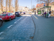 Odnowione chodniki i zatoka przystankowa