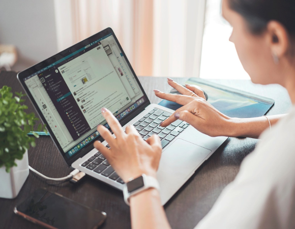 osoba siedząca przy komputerze