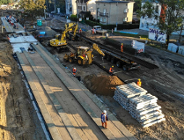 Pierwsze szyny na placu budowy tramwaju na Naramowice