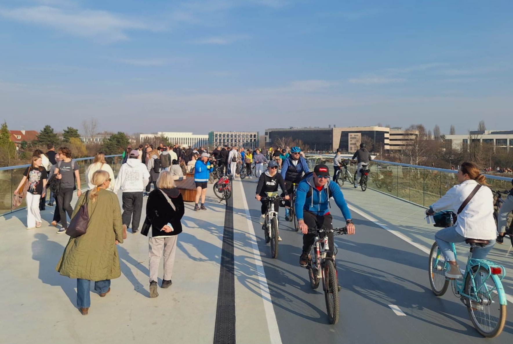 Piesi i rowerzyści na Mostach Berdychowskich, po lewej chodnik dla pieszych, po prawej droga dla rowerów