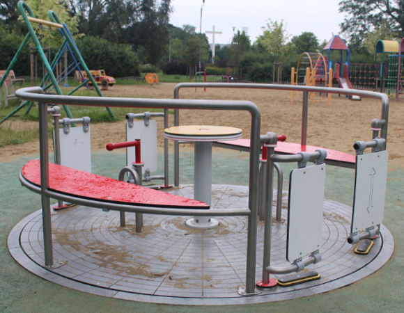 Plac zabaw na Wildzie jeszcze bardziej dostępny - nowa karuzela integracyjna w Parku Jana Pawła II