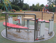 Plac zabaw na Wildzie jeszcze bardziej dostępny - nowa karuzela integracyjna w Parku Jana Pawła II