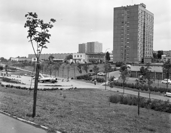 Plac zabaw w parku Jurija Gagarina, w głębi bloki na os. Wielkiego Października (obecnie os. Pod Lipami) - fot. Stanisław Wiktor/cyryl.poznan.pl
