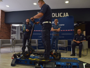 Policyjny hamulec na hulajnogi i rowery elektryczne