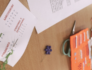 Poplamione, dziurawe czy sprane ubrania? Nie wyrzucaj! Są sposoby, by je uratować.