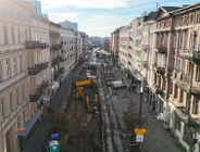 Prace ziemne na placu budowy tramwaju w ul. Ratajczaka