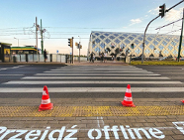 Przejdź offline przez ulicę