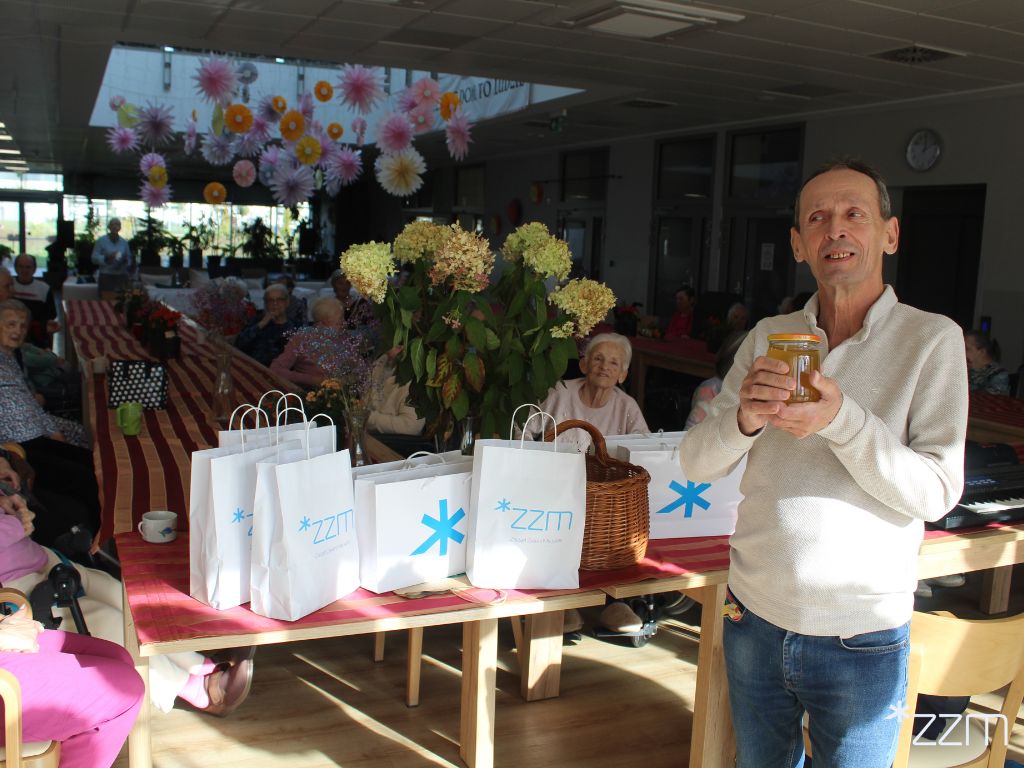 Seniorzy z DPS nr 1 otrzymali wyjątkowy podarunek - słoiczki pełne złocistego, naturalnego miodu wielokwiatowego, pochodzącego prosto z uli znajdujących się w Parku Cytadela Przekazanie miodów dla podopiecznych z Domu Pomocy Społecznej nr 1 w Poznaniu