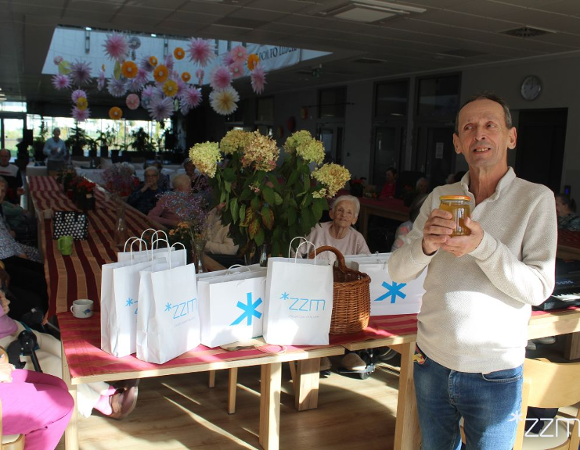 Przekazanie miodów dla podopiecznych z Domu Pomocy Społecznej nr 1 w Poznaniu